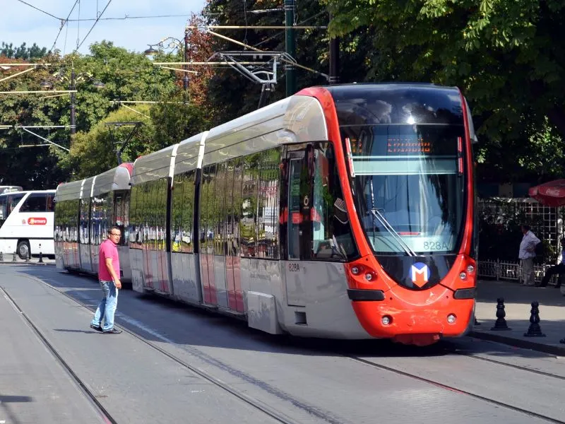 Đi Tramway để đến chợ Grand Bazaar