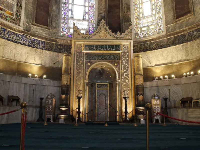 Mihrab nằm ở bức tường phía nam của Hagia Sophia