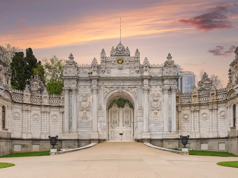 Khám phá cung điện Dolmabahce nguy nga ở Istanbul
