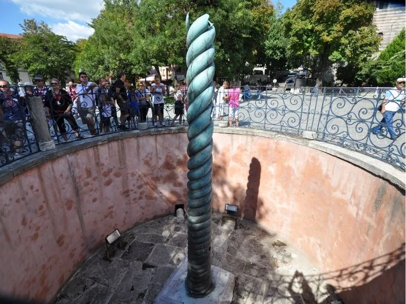 Cột Rắn (Serpent Column) - Biểu tượng chiến thắng và đoàn kết cổ đại