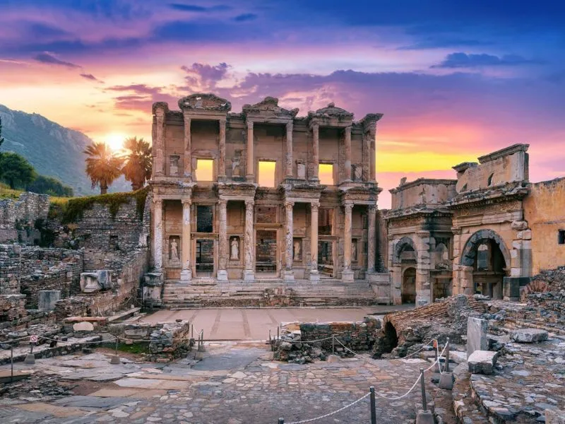 Lịch sử của đền Artemis lại gắn liền với những biến cố