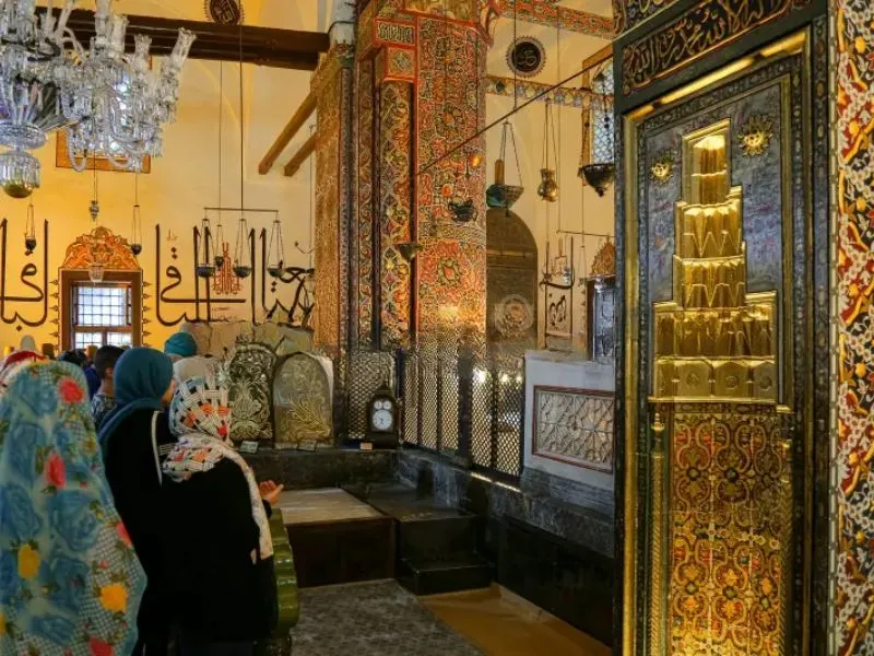 Hoạt động tham quan, chiêm ngưỡng di vật