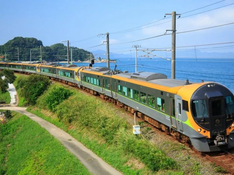 Bạn có thể di chuyển đến Tokushima bằng tàu hỏa