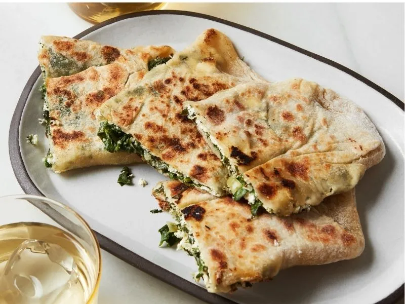 gözleme, loại bánh mỏng nhân rau củ và phô mai nướng trên bếp than
