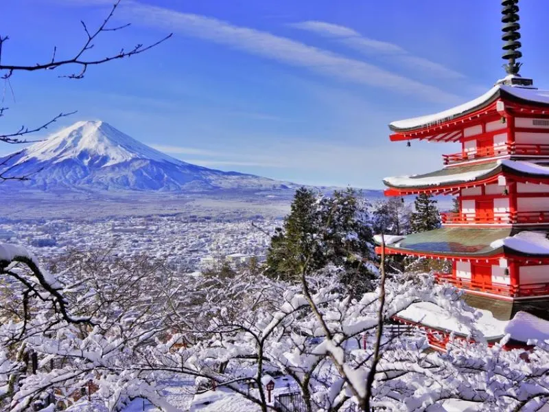 núi Phú Sĩ hùng vĩ được tuyết phủ trắng xóa