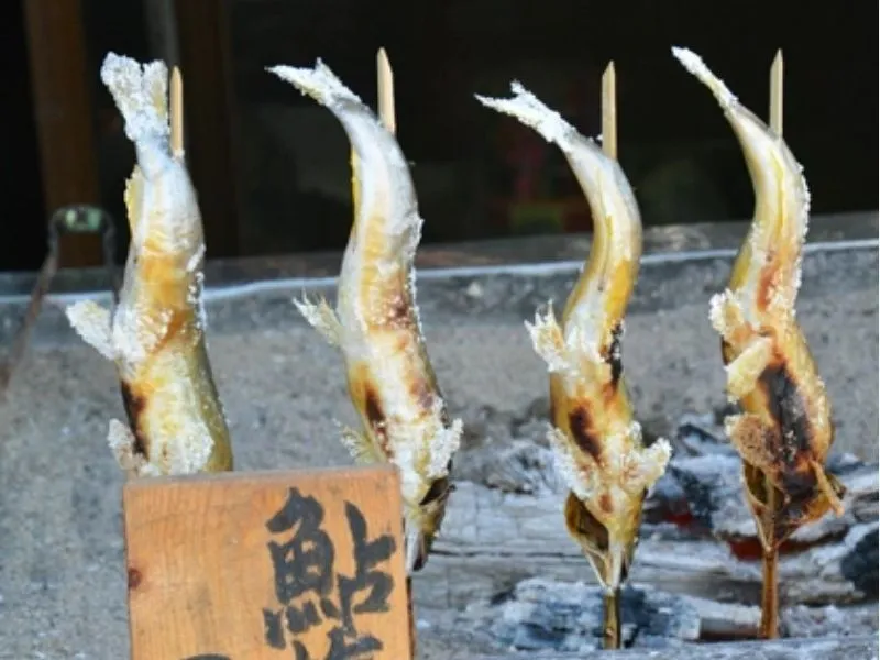 cá suối iwana nướng muối