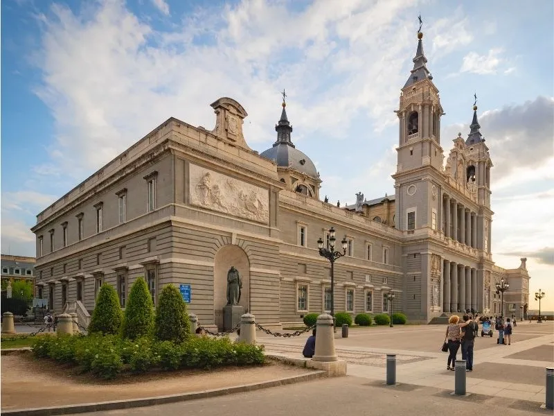Nhà thờ chính tòa Almudena