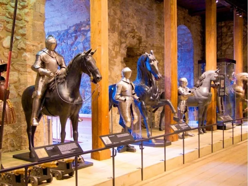 bộ sưu tập vũ khí, áo giáp và di vật hoàng gia cổ tháp london