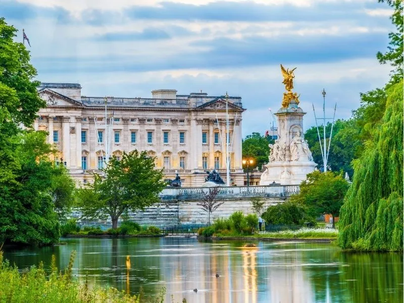 Có nhiều cách di chuyển đến cung điện Buckingham
