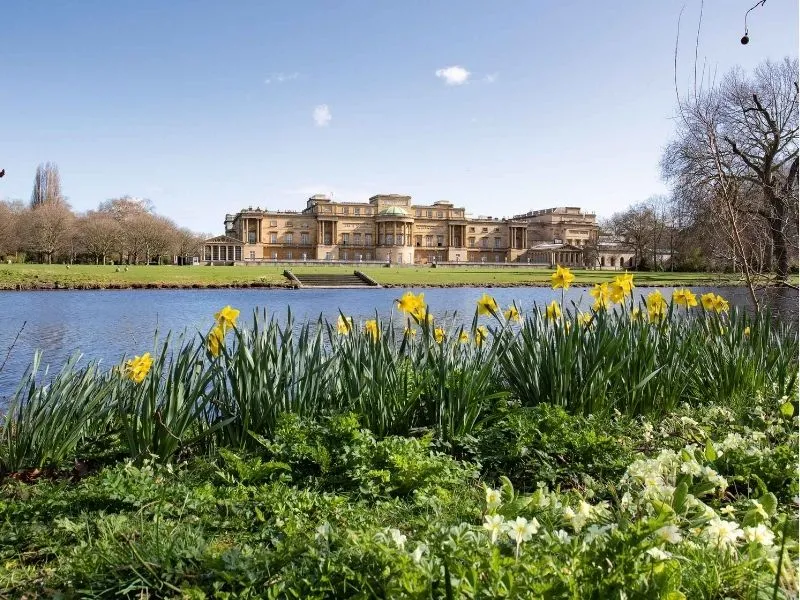 Vẻ đẹp cổ tích bên ngoài cung điện Buckingham