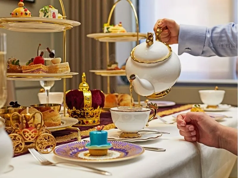 Trà chiều tại cung điện Buckingham