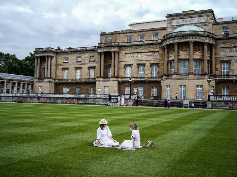 Dạo chơi tại khuôn viên của cung điện Buckingham