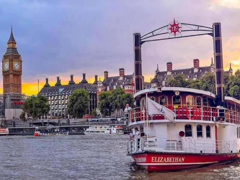 Du thuyền trên sông