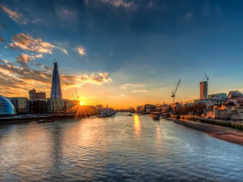 Hai bên bờ sông Thames