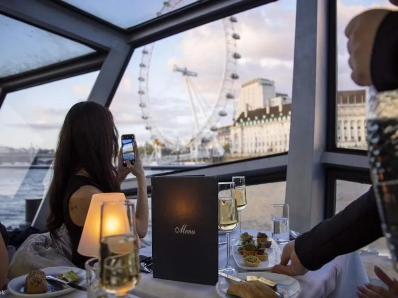 Ăn tối trên du thuyền