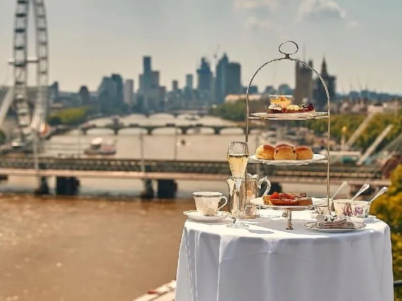 Thưởng thức trà chiều trên du thuyền sông Thames