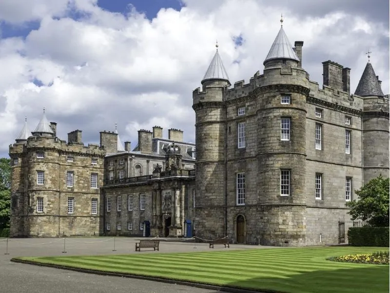 Cung điện Holyroodhouse - điểm cuối cùng của Royal Mile