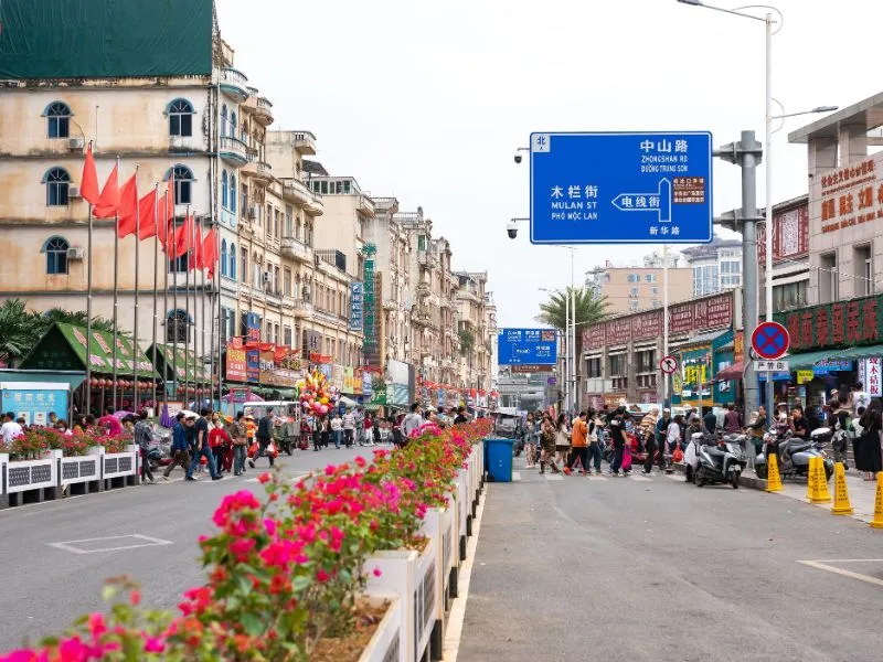Bạn có thể mua sắm tại chợ đêm