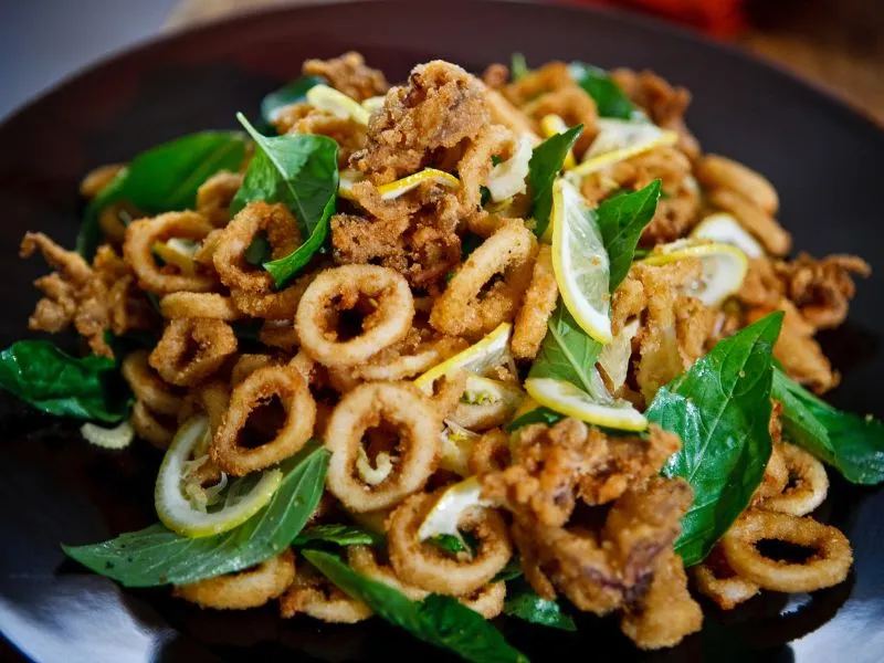 Mực chiên tỏi (Garlic Fried Squid)