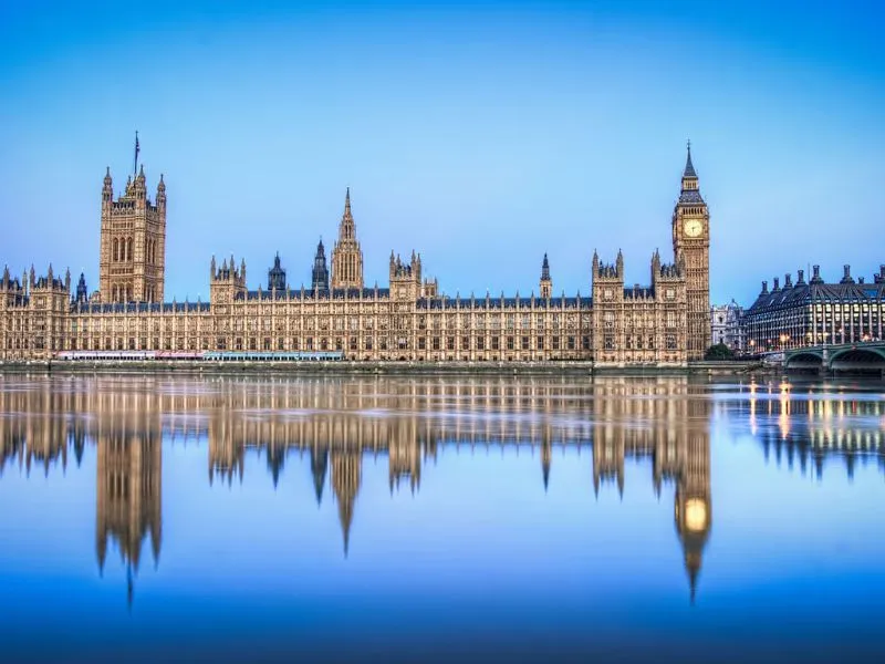 Cung điện Westminster nằm ngay trung tâm thủ đô London