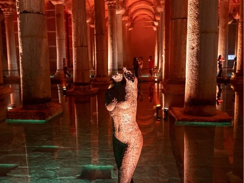các tác phẩm nghệ thuật đương đại được trưng bày bên trong Basilica Cistern