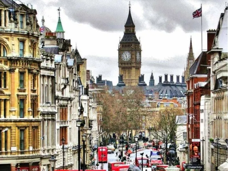 Xung quanh quảng trường