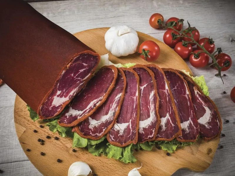pastırma - món thịt bò hoặc thịt trâu ướp muối