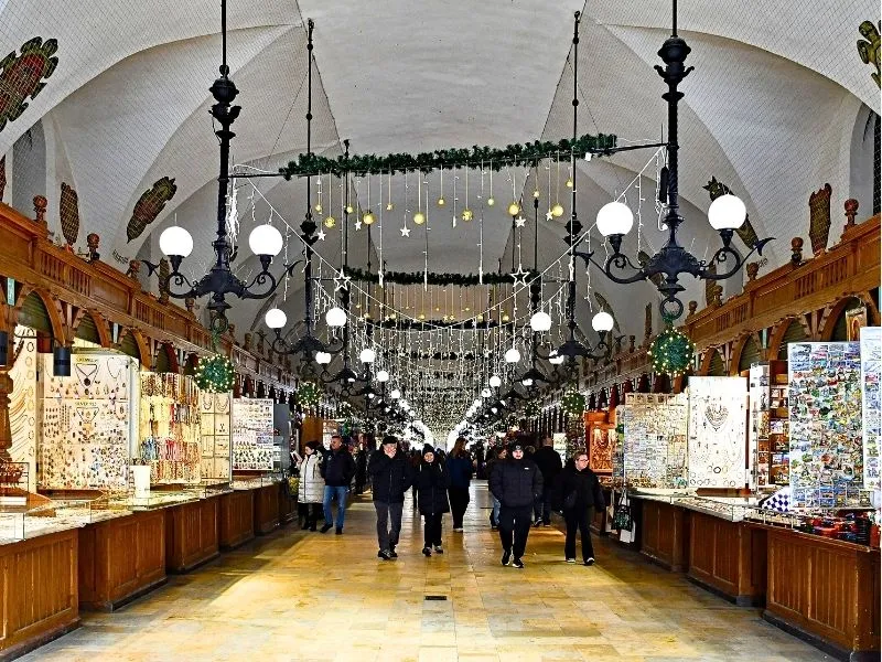 Khu chợ sầm uất dưới tầng trệt của Hội trường Cloth Hall