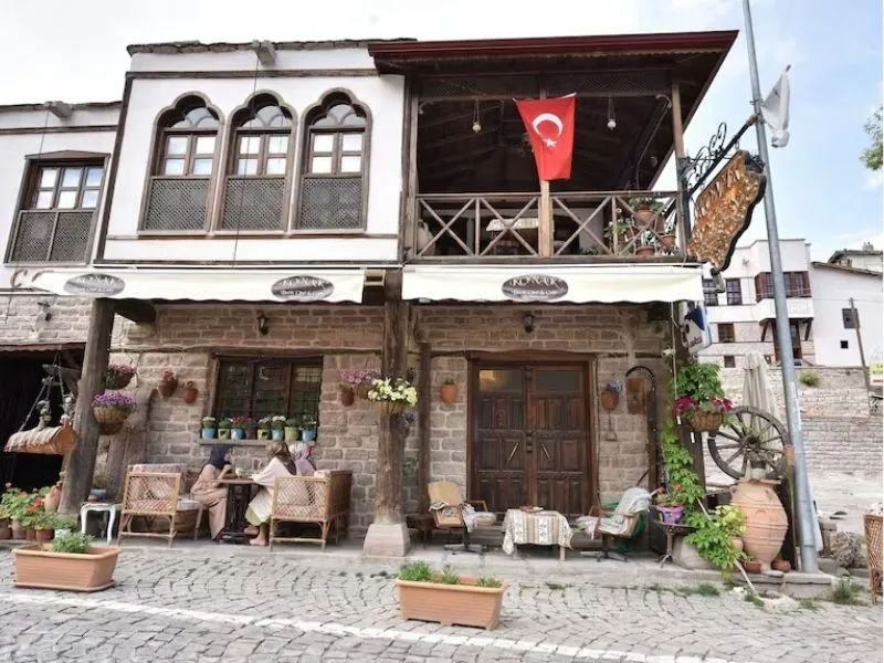 Nhà đá truyền thống