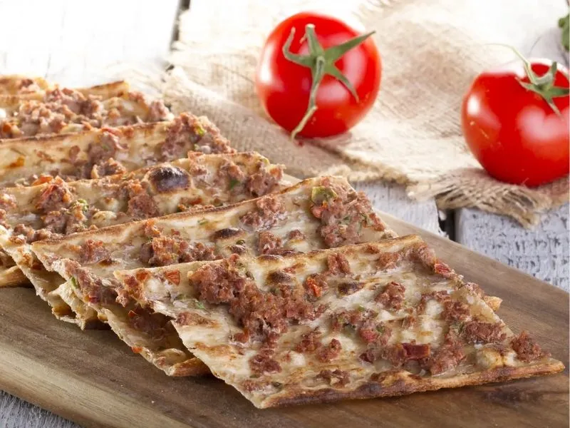 etli ekmek (bánh mì dẹt nướng với thịt băm)