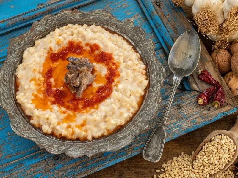 Keşkek món lúa mì hầm với thịt cừu hoặc gà