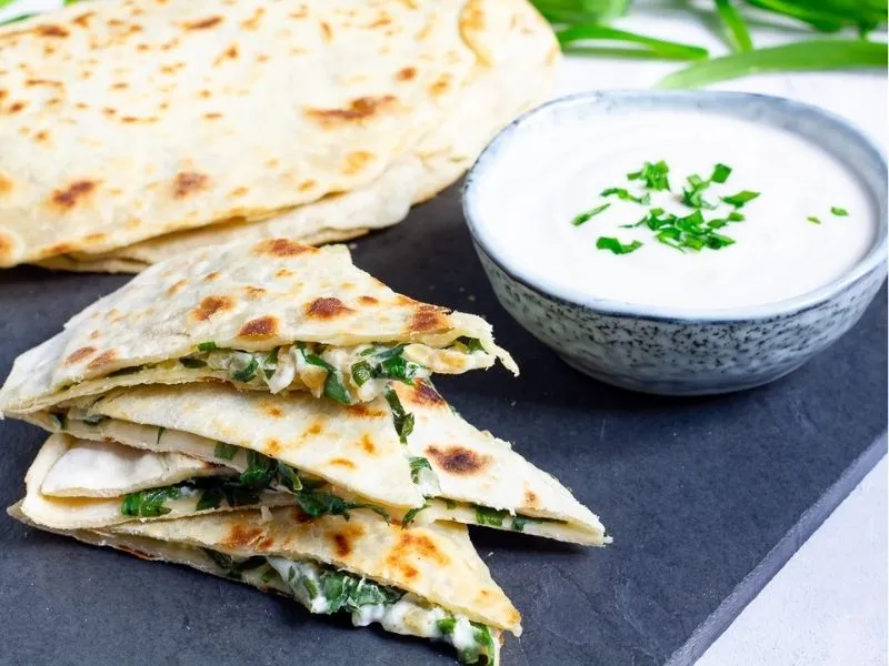 gözleme bánh mỳ kẹp nướng nhân phô mai, rau và thịt