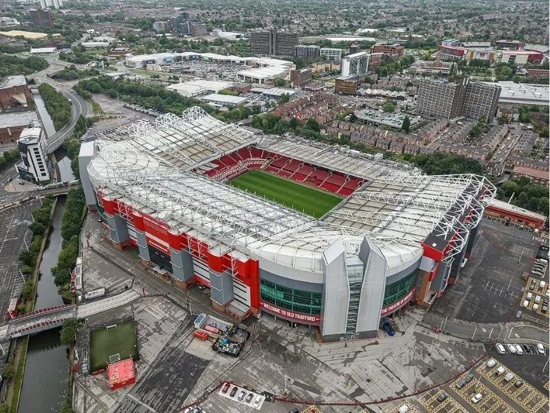 bên ngoài Old Trafford