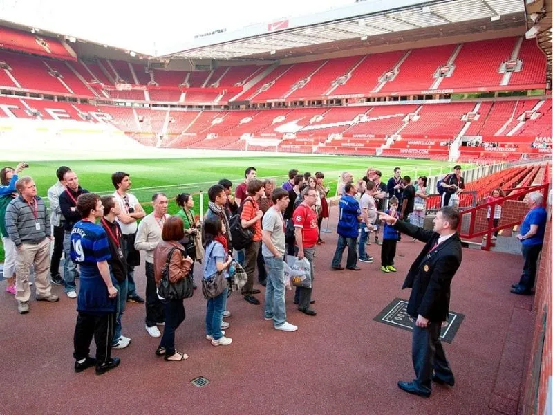 Du khách tham quan Old Trafford