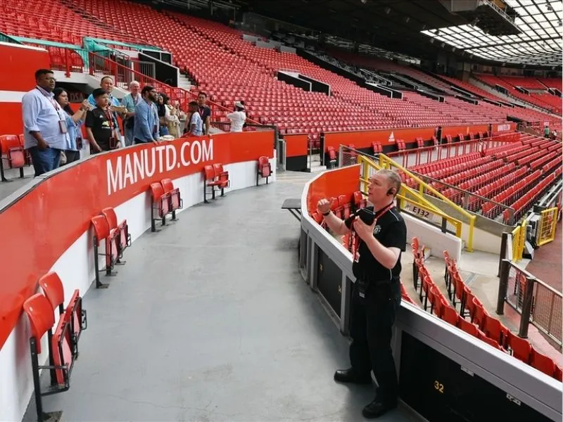 Du khách tham quan khán đài Old Trafford