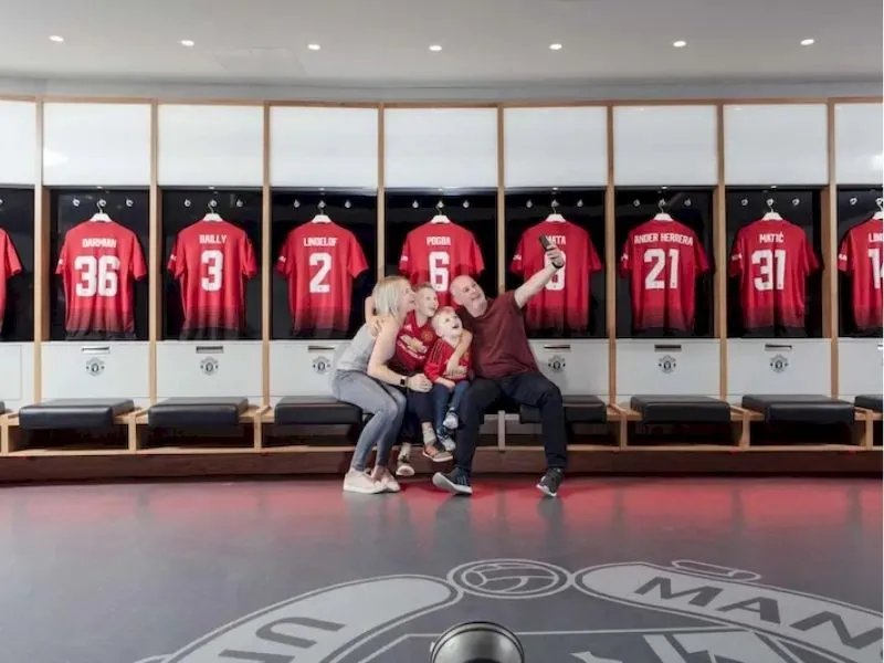 Du khách check in tại phòng thử đồ tuyển thủ