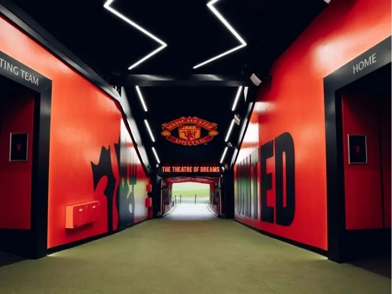Đường hầm tuyển thủ Old Trafford