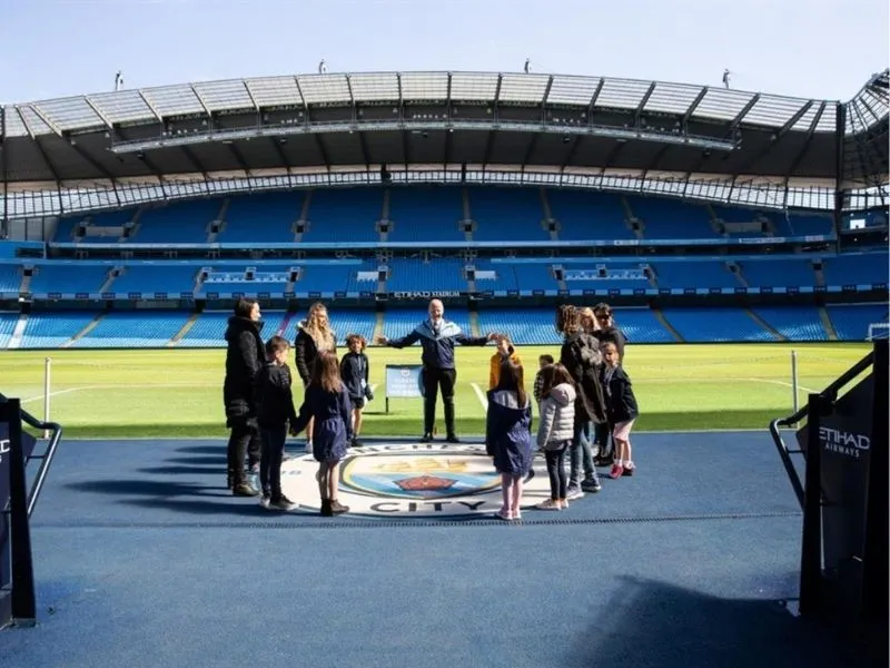 Du khách ghé sân Etihad