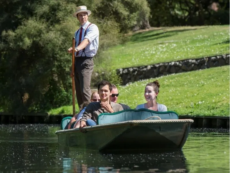 Di chuyển bằng phà trên sông Avon