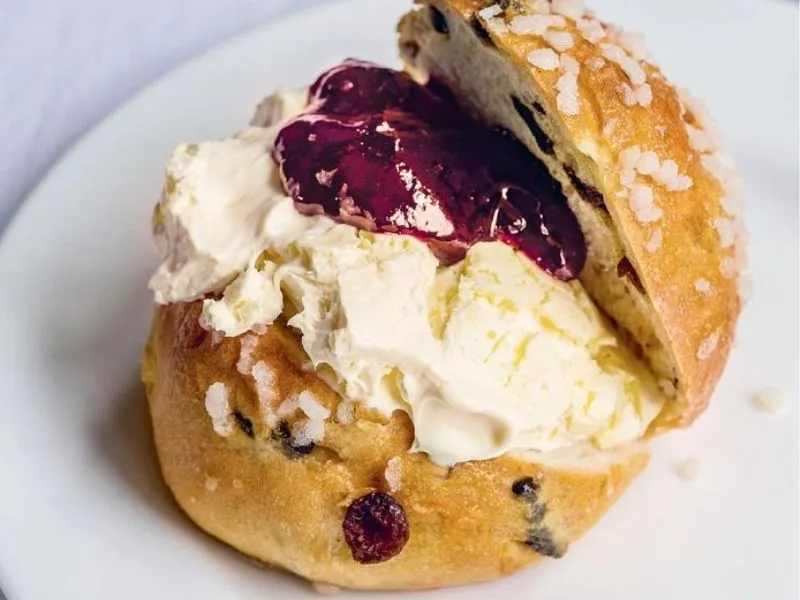 Bath Bun loại bánh ngọt mềm phủ đường và nho khô