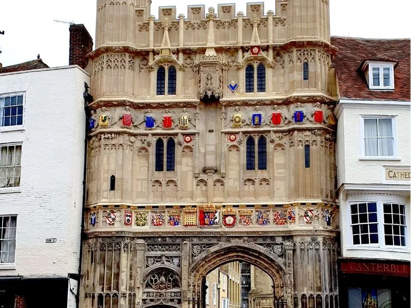 cổng Christ Church Gate với hoa văn điêu khắc tinh xảo