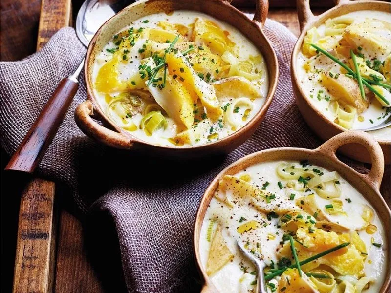 Món Cullen skink, món súp kem cá hun khói thơm béo Calton Hill