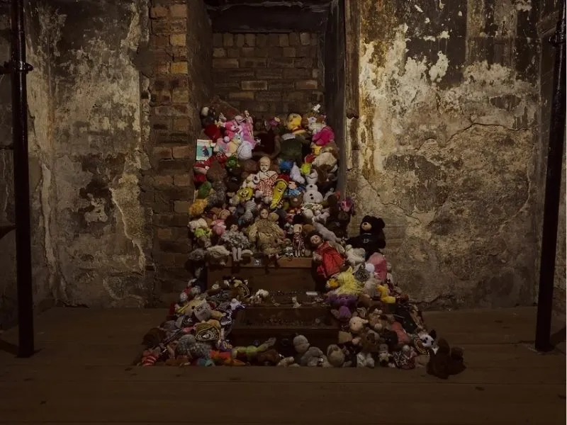 nơi du khách thường để lại những món đồ chơi nhỏ như lời an ủi  Mary King’s Close