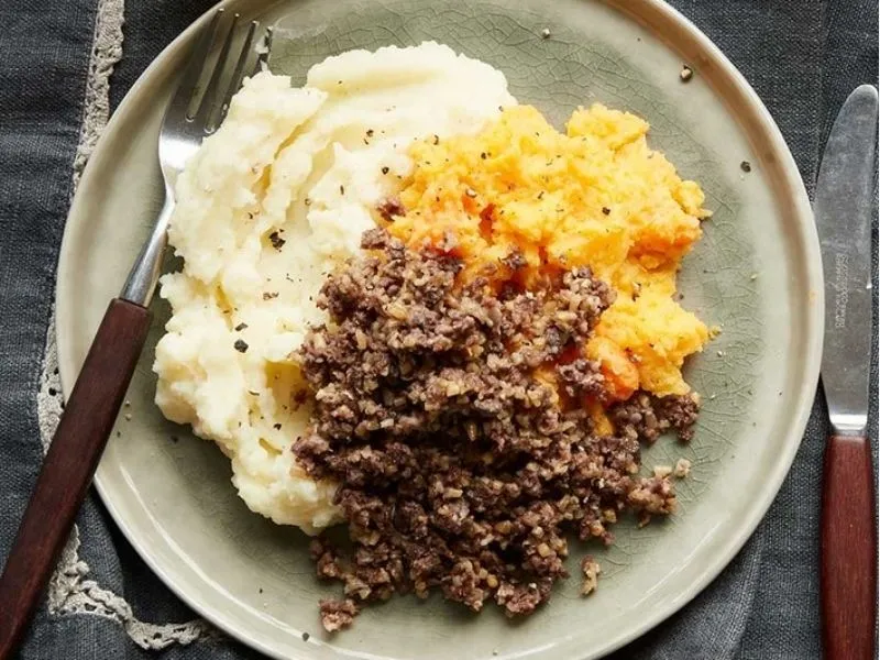 haggis cùng khoai tây nghiền và củ cải nghiền
