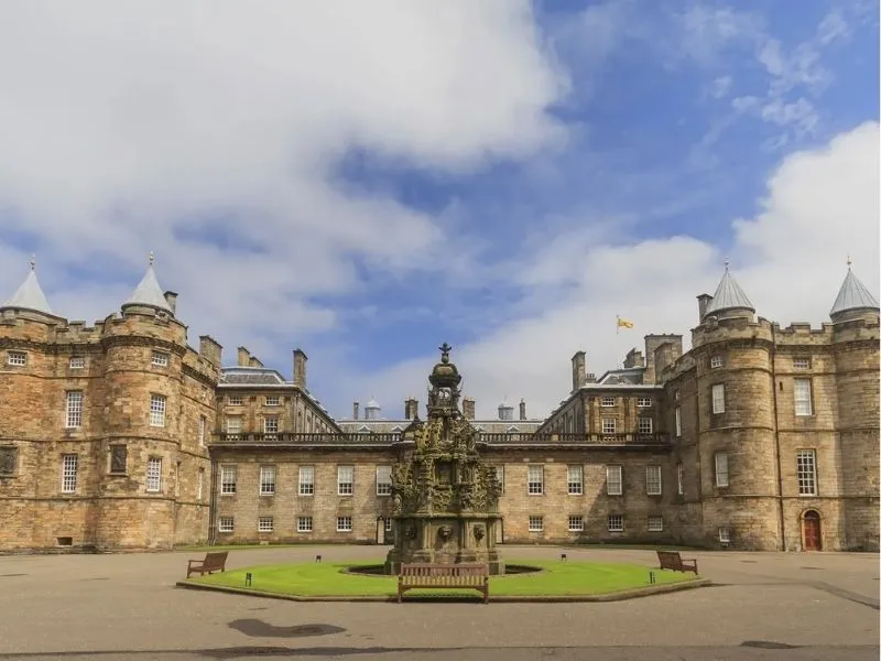Palace of Holyroodhouse - Biểu tượng Hoàng gia Anh