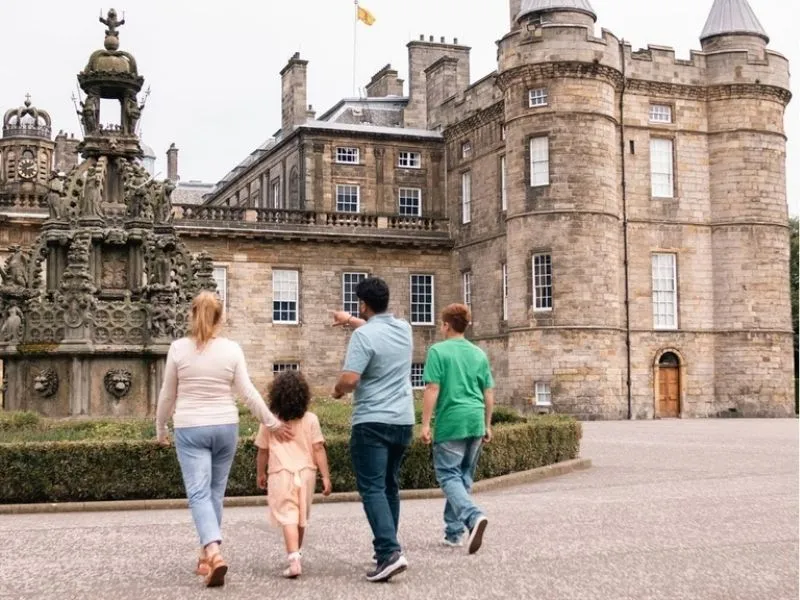 Du khách tham quan Palace of Holyroodhouse