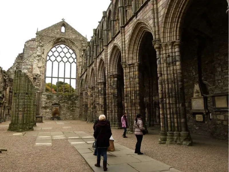 Du khách tham quan Palace of Holyroodhouse