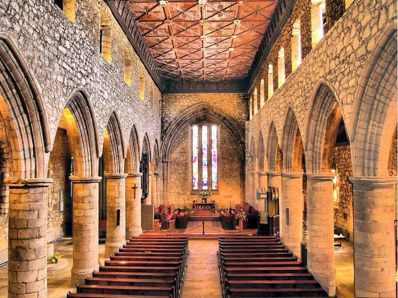 Nhà thờ St Machar - Kiến trúc đá granit nổi bật