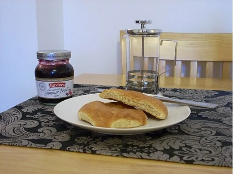 Bơ Aberdeen, còn được gọi là rowies, được phục vụ với mứt