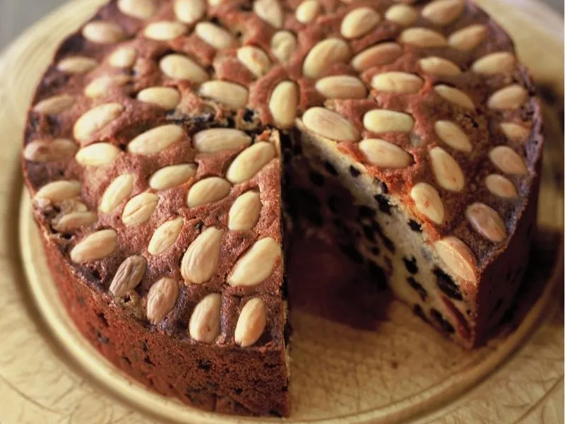 Dundee Cake loại bánh trái cây nổi tiếng